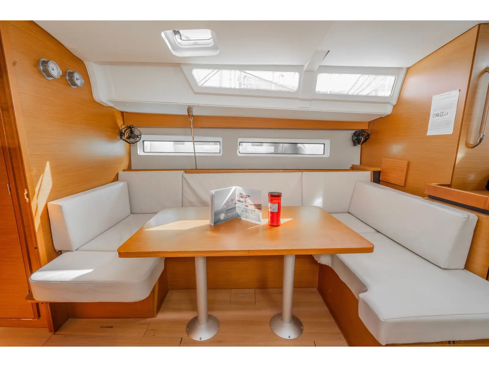 SEA SAFARI, Interior image