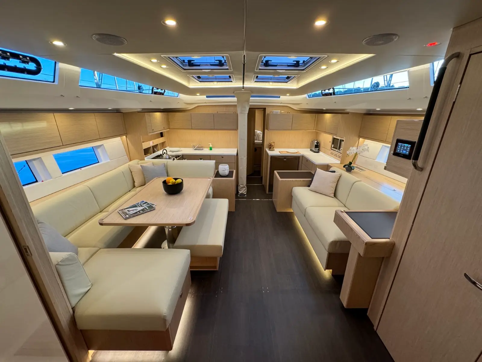 Mina, Interior image