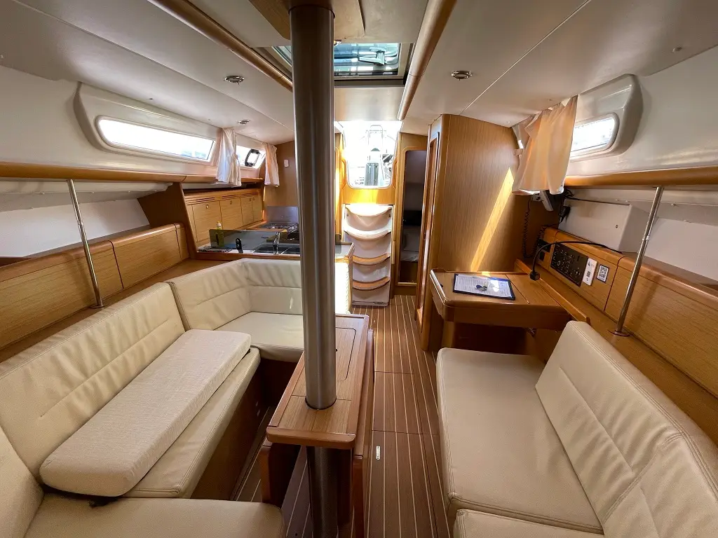 Mala, Interior image