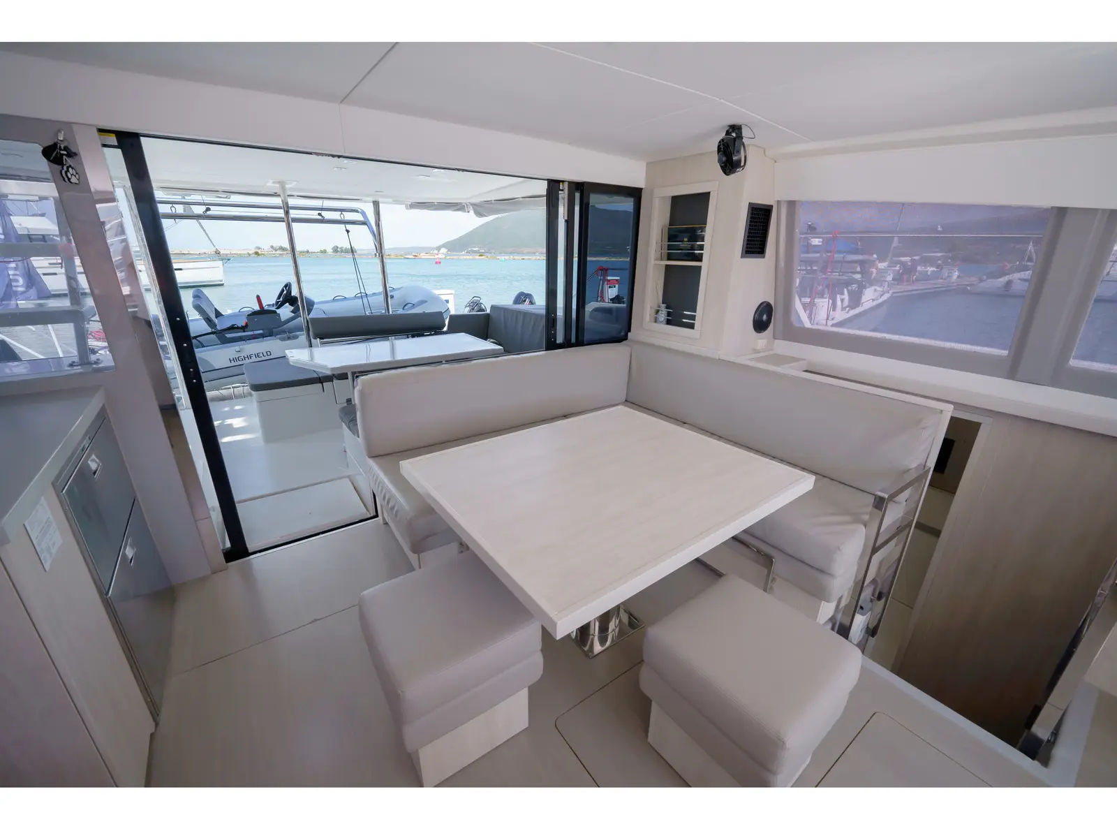Horizon, Interior image