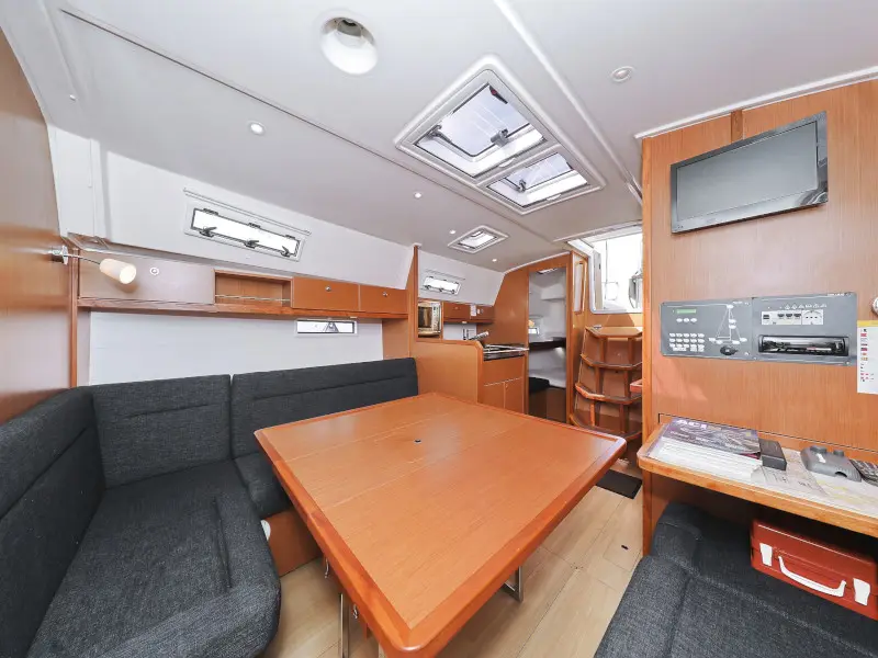 Petra M, Interior image