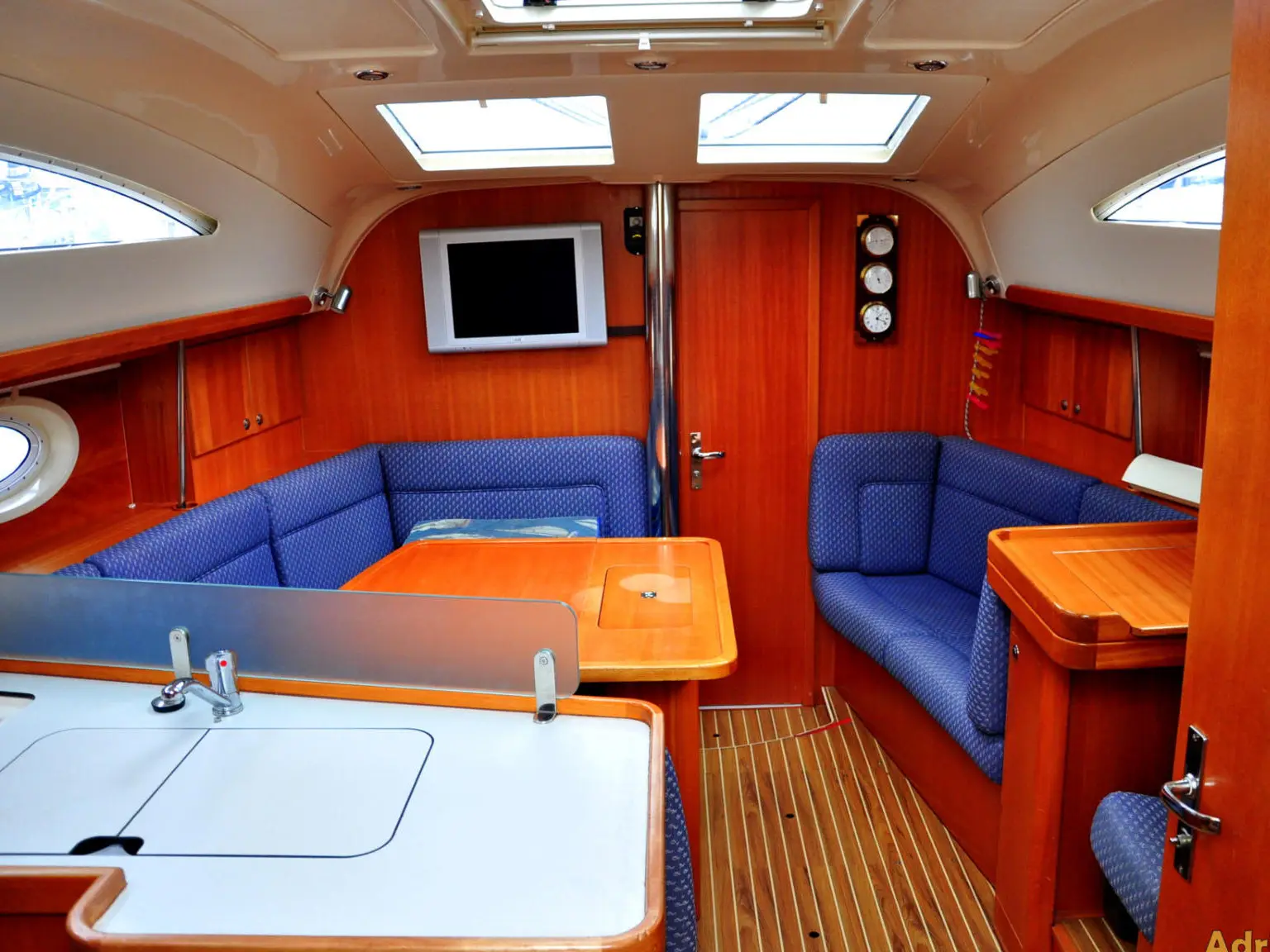 Orca. O, Interior image