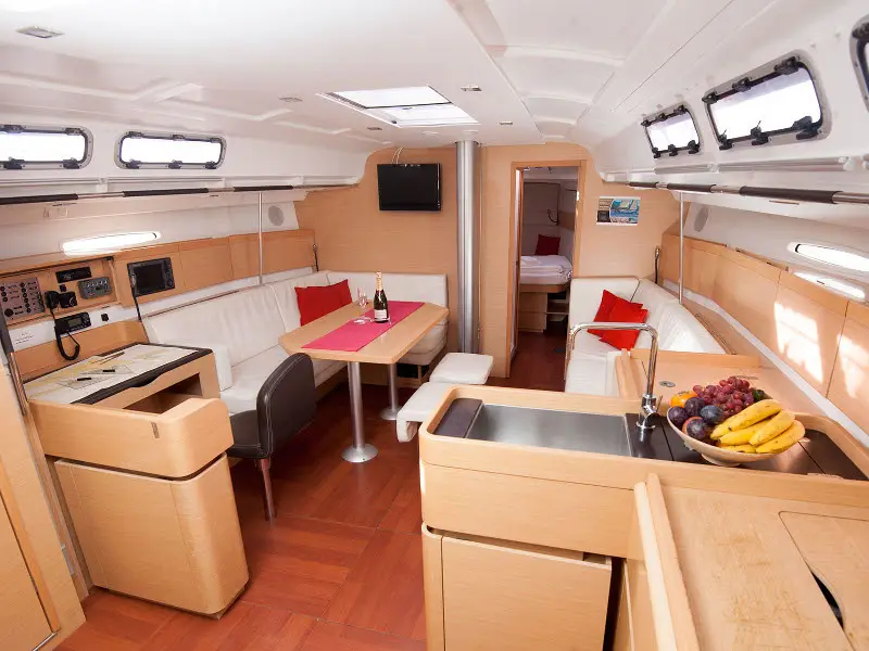 YASMIN, Interior image