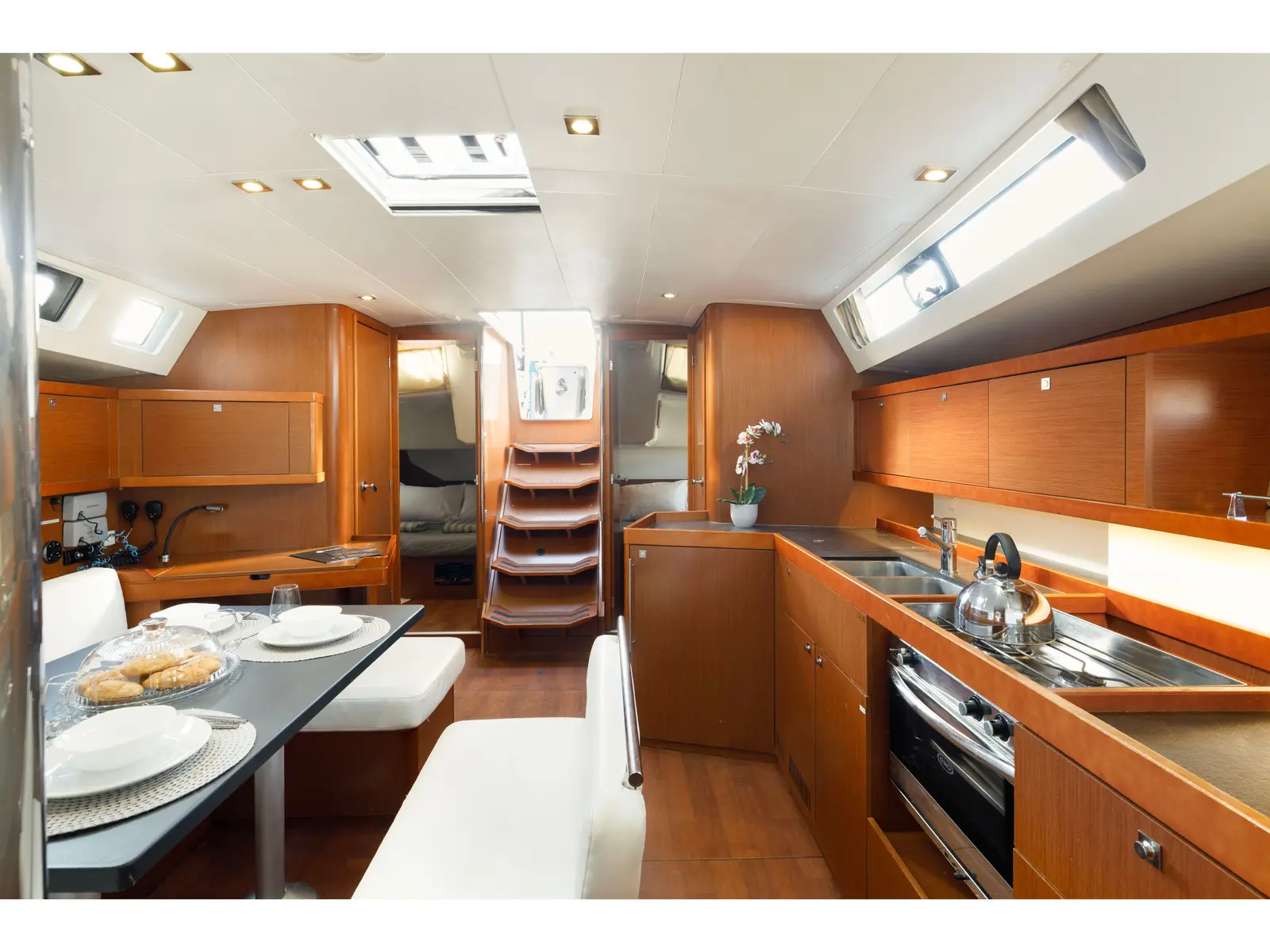 Stella, Interior image