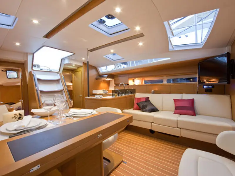 Christianna 12, Interior image