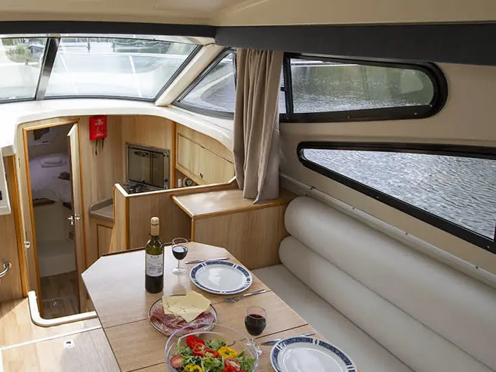 Consul - Budget 15, Interior image