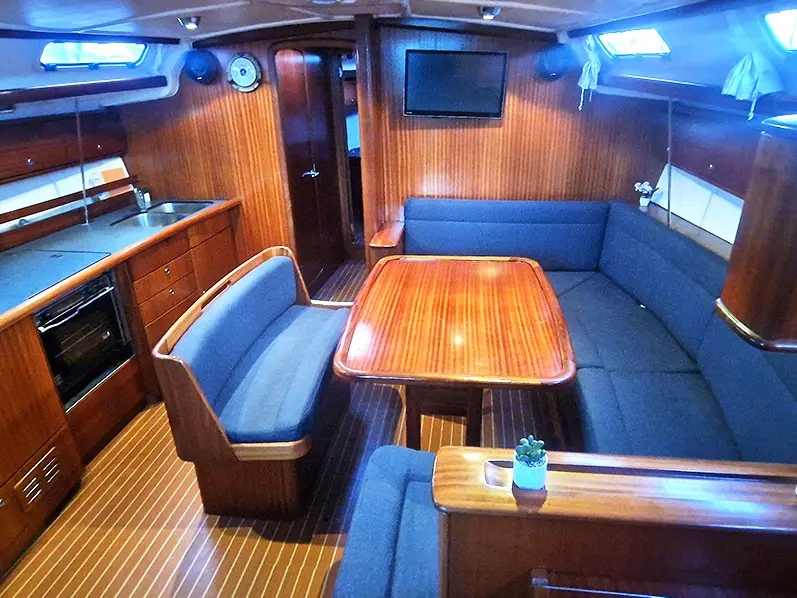 Gin, Interior image