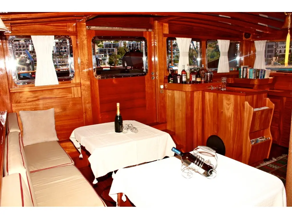 Il Fratello, Interior image