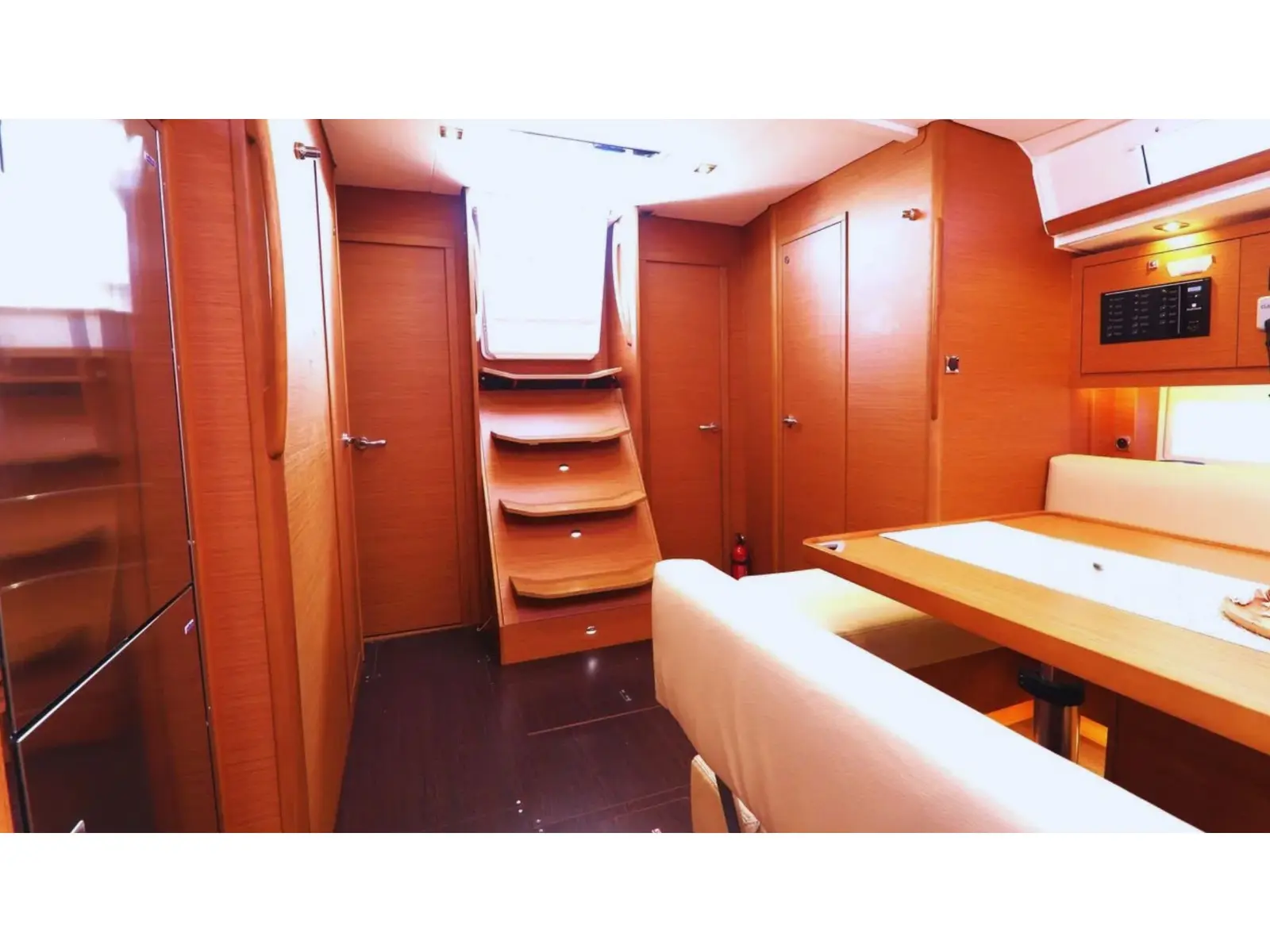 Mirasole, Interior image