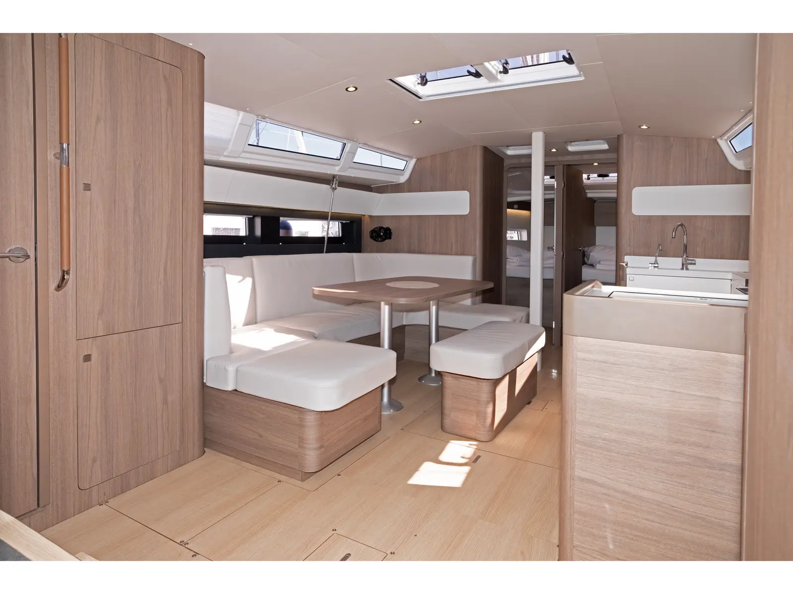 Magic Kiss, Interior image