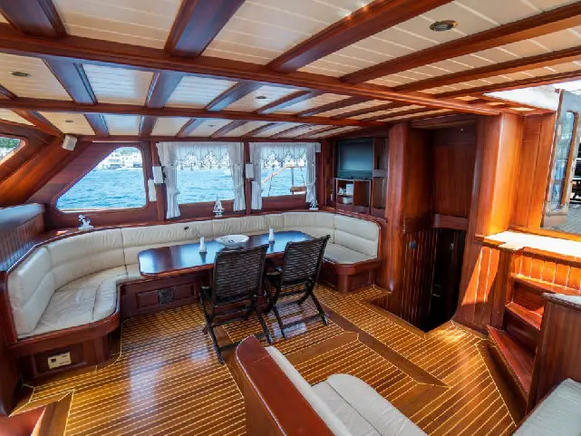 Carpe Diem XI, Interior image