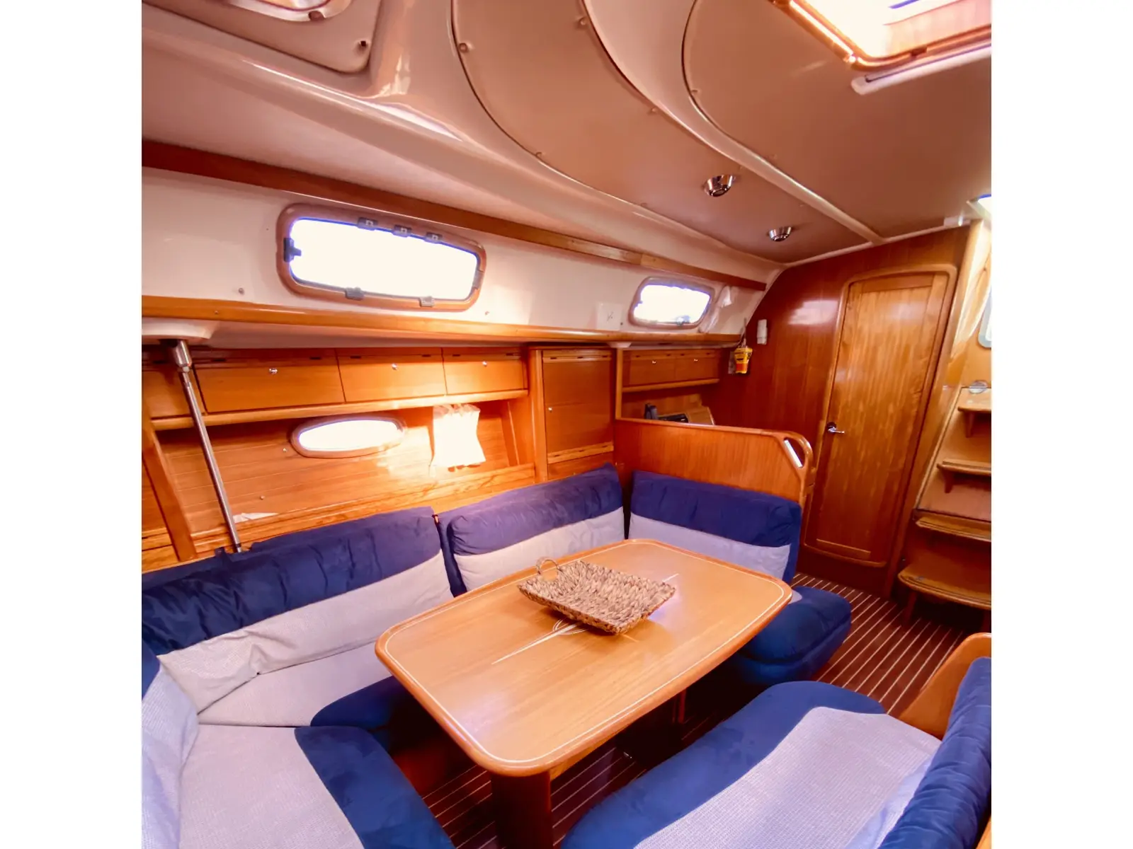 Iro (Pax 7), Interior image