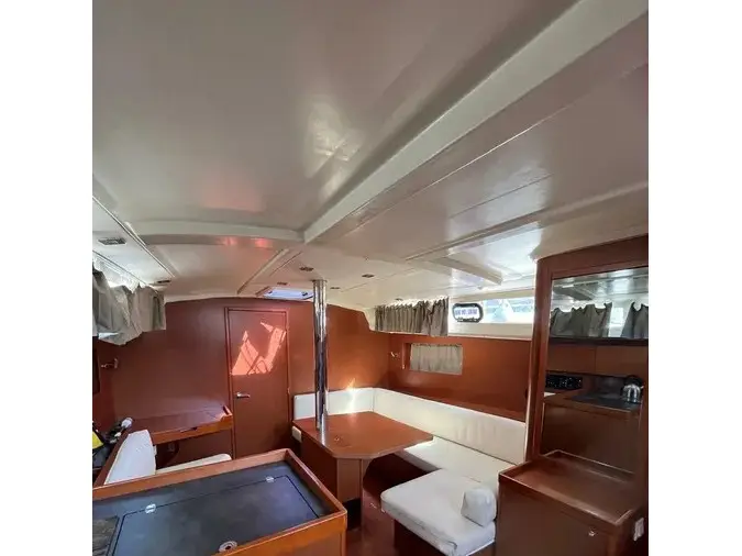 Illusion, Interior image