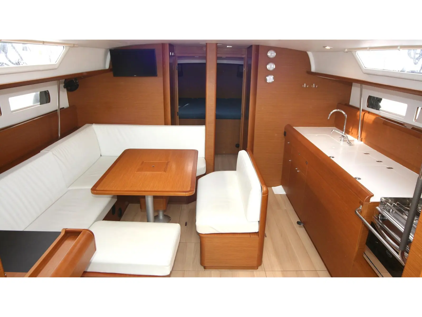 Horizon, Interior image