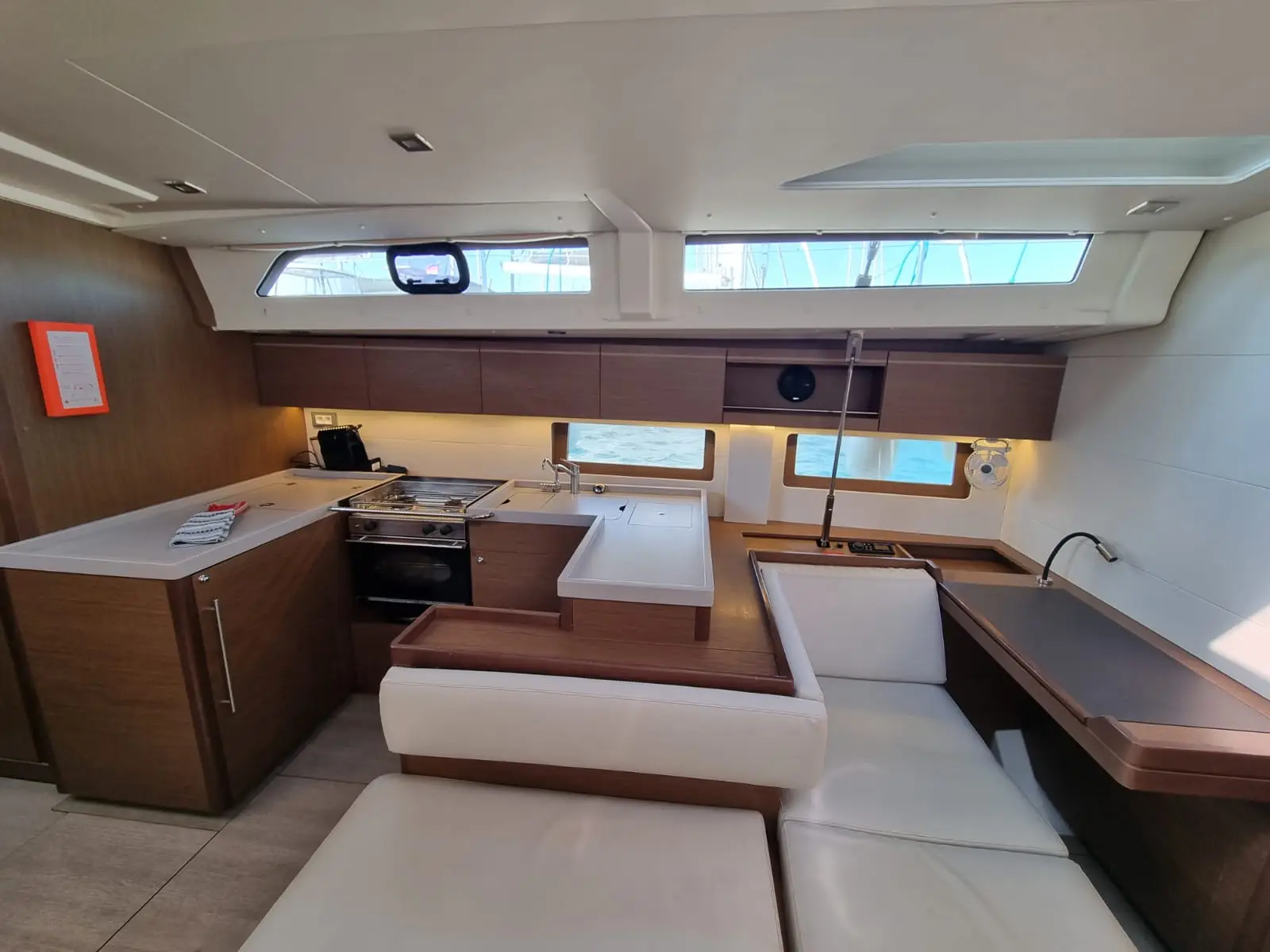 Tsuki, Interior image