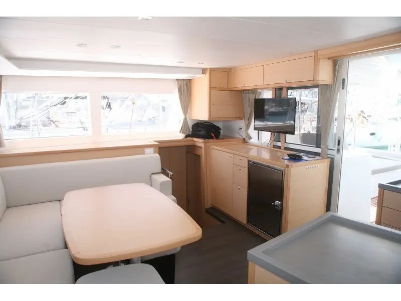 Athina (Pax 12), Interior image