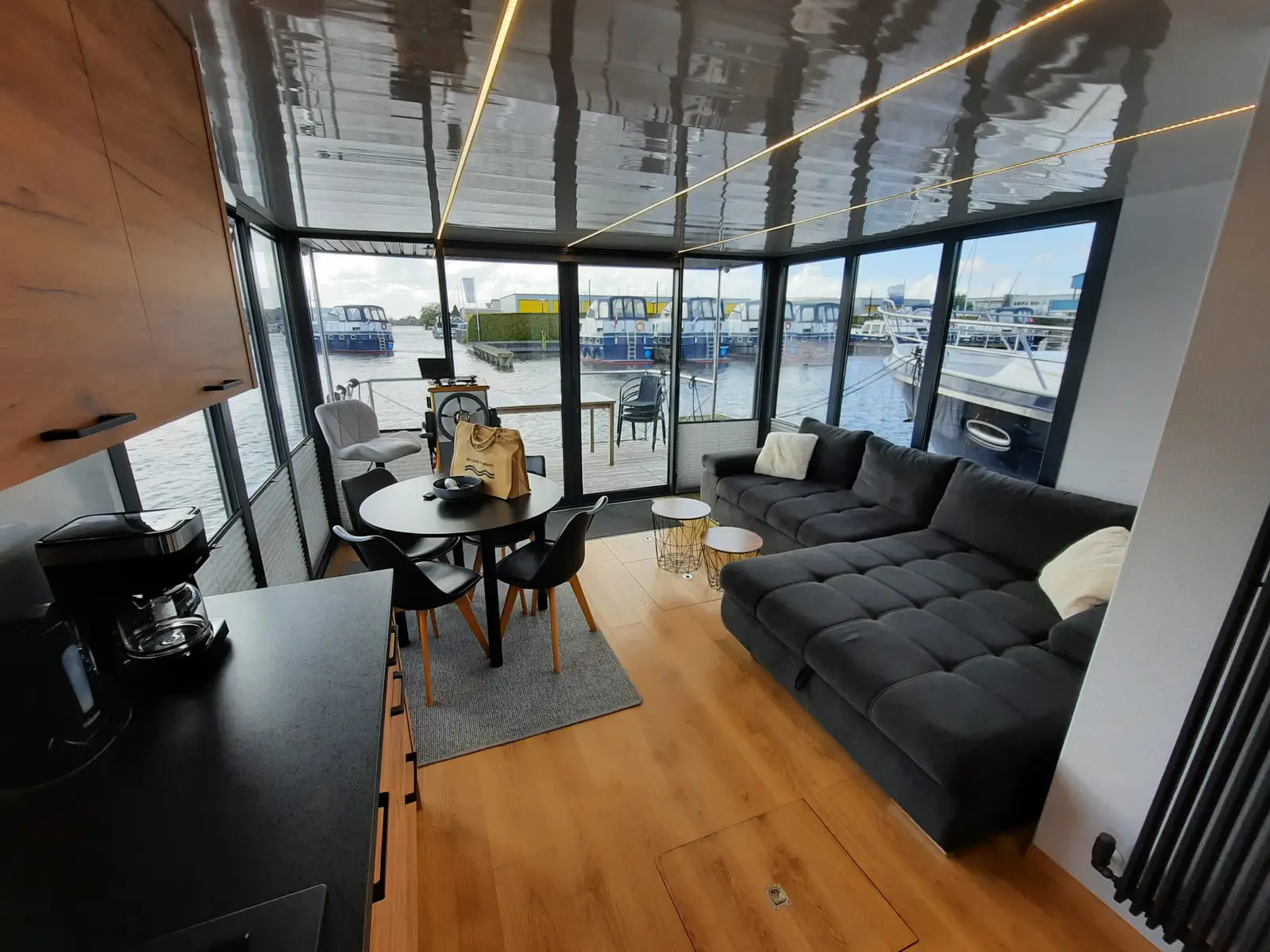 Campi 400 V, Interior image