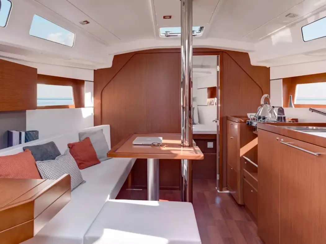 Oceanis 35 Classic, Interior image