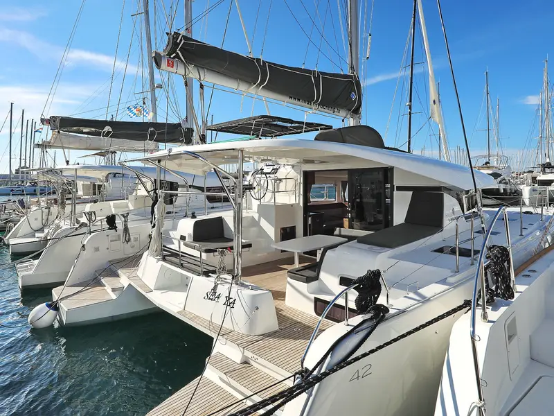 SEA YA, Lagoon 42