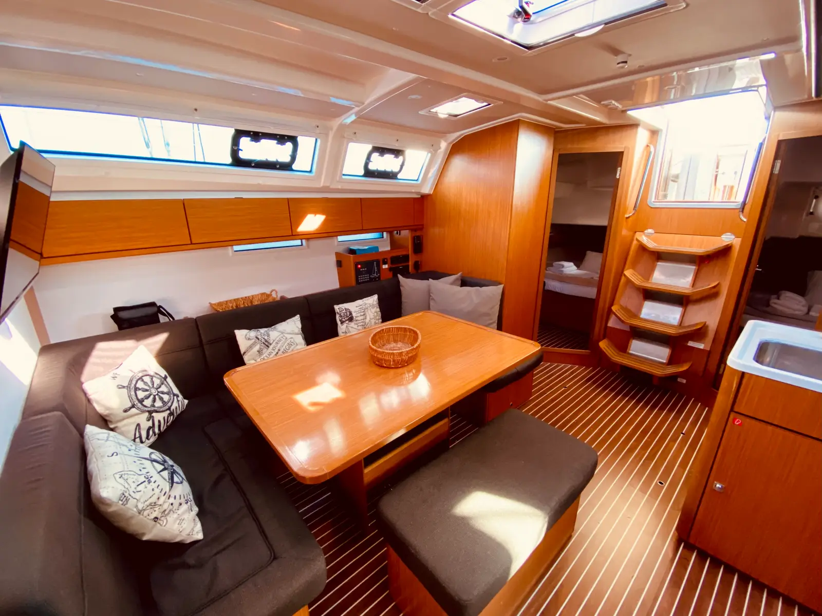 Euphoria (Pax 10), Interior image