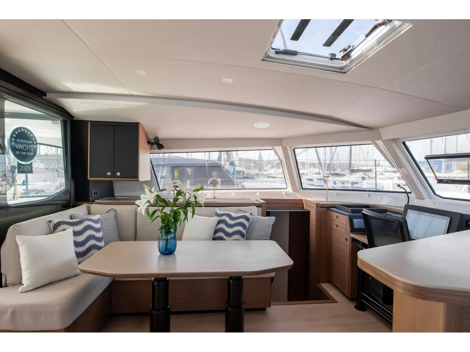 Luna, Interior image