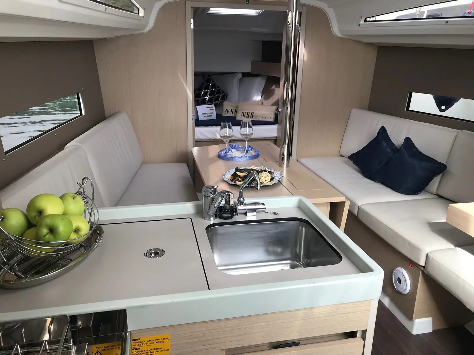 Mimosa, Interior image