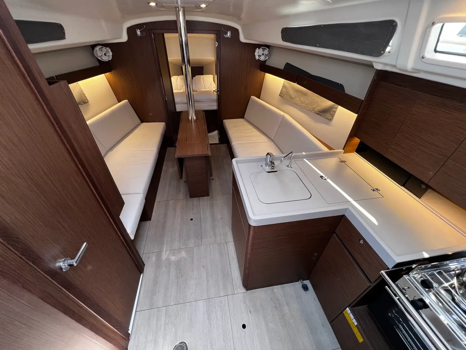 Clara, Interior image