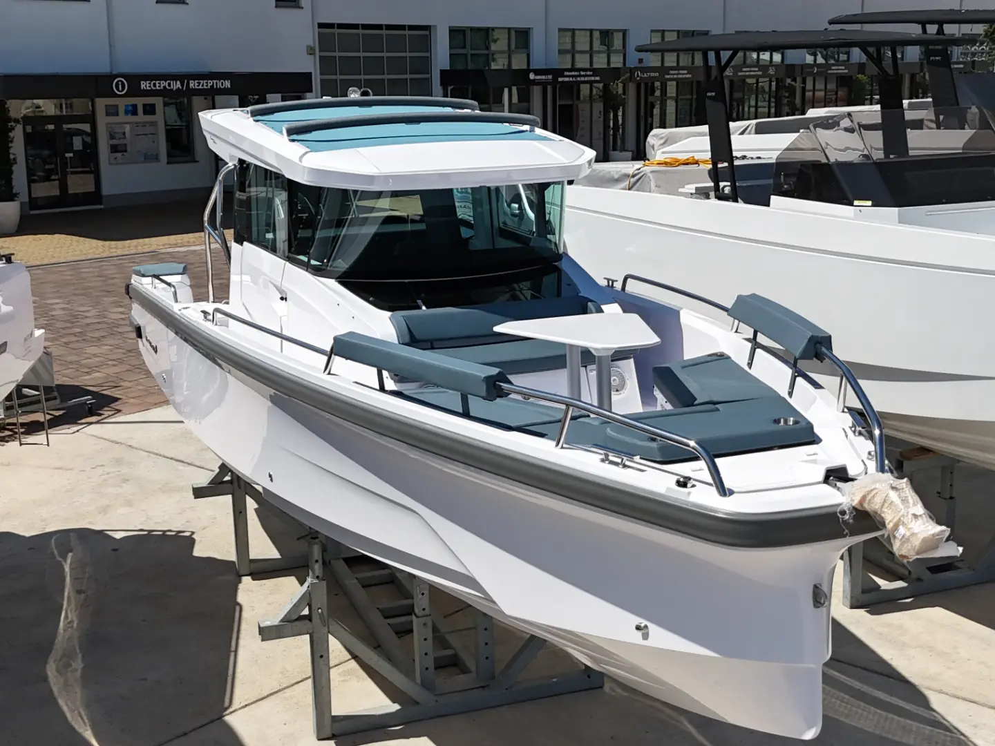 Ema, Axopar 29 XC Cross Cabin