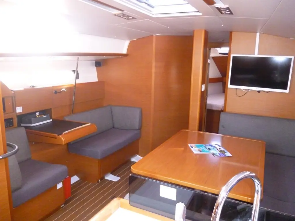 Spirus, Interior image