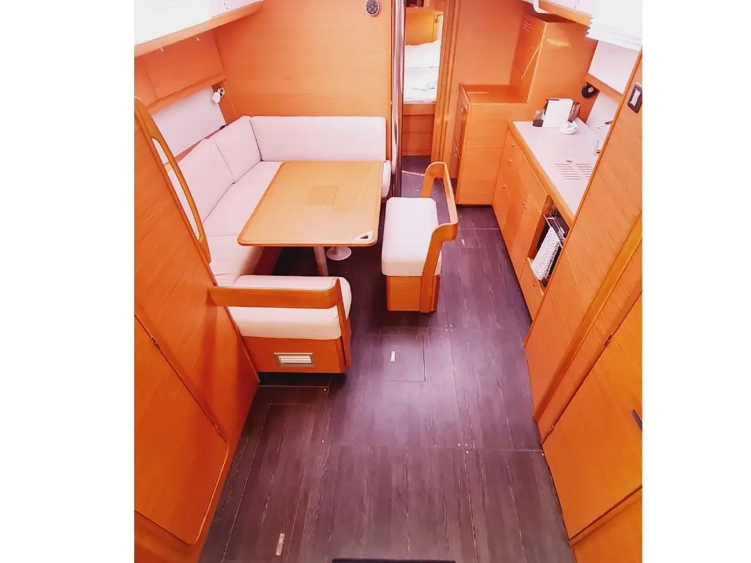 Alice in Wonderland, Interior image