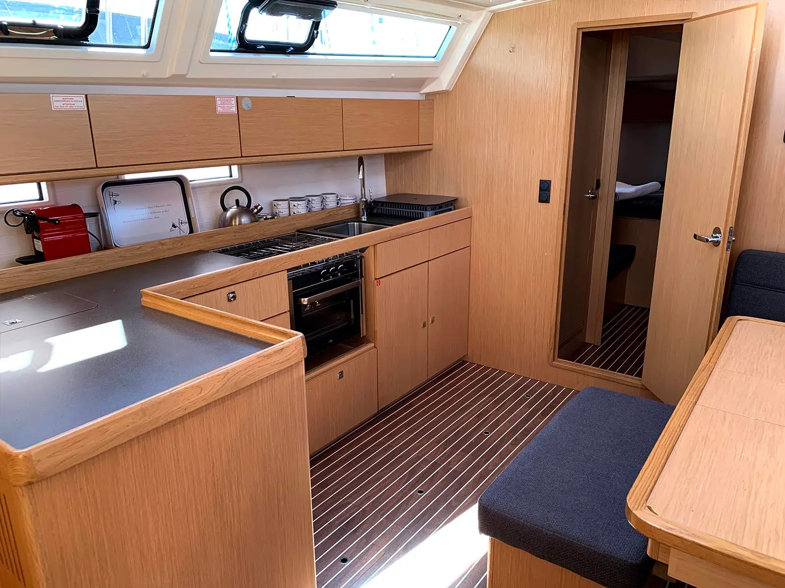 Oceanos, Interior image