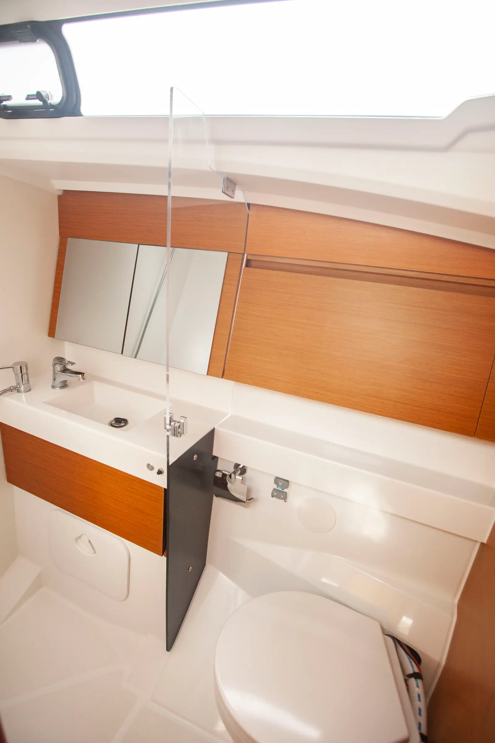 Sea Breeze, Aft WC