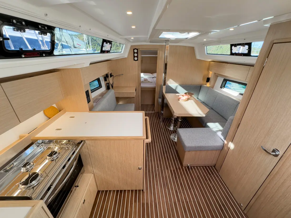 ARINNA, Interior image