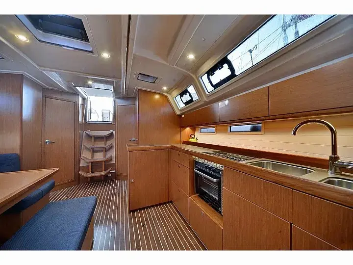 Bavaria Cr46 19, Interior image