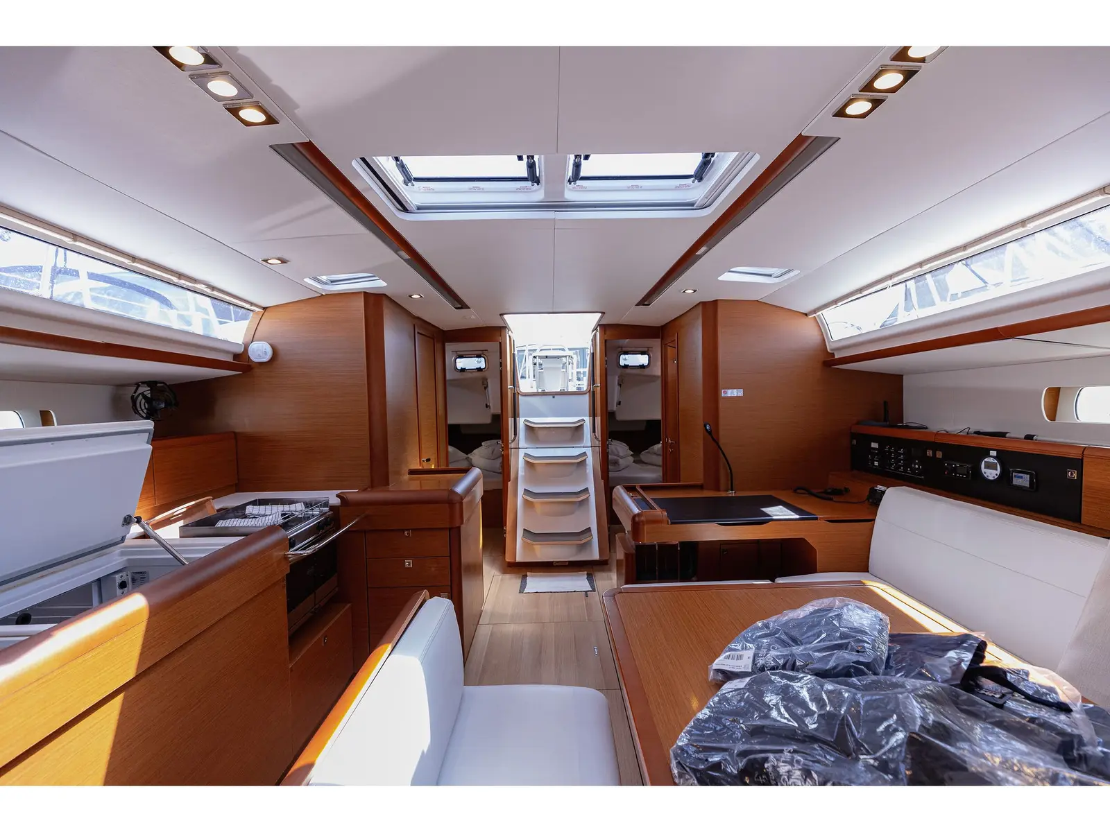 Geronimo, Interior image