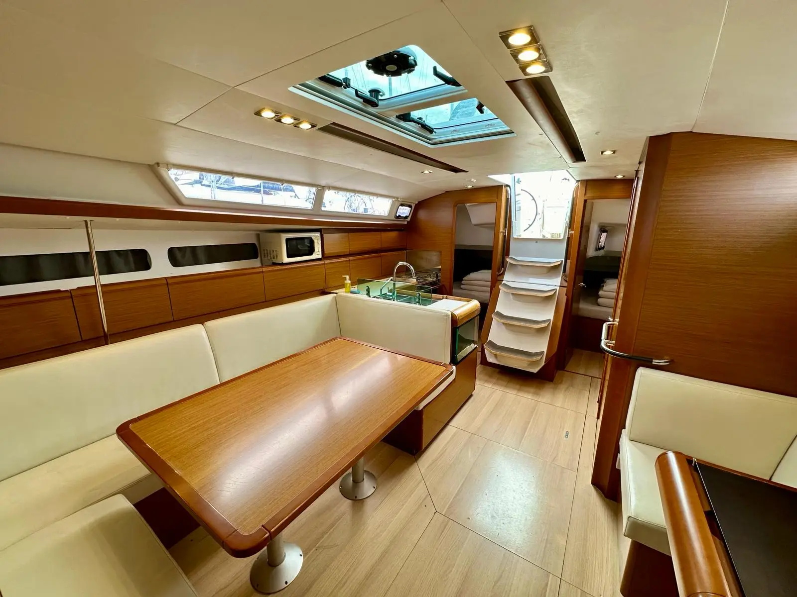 Sinatra, Interior image