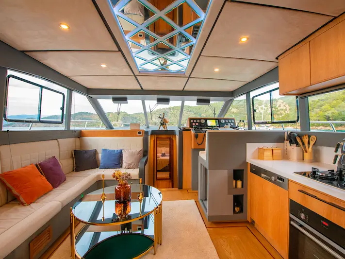 Golden Blue, Interior image