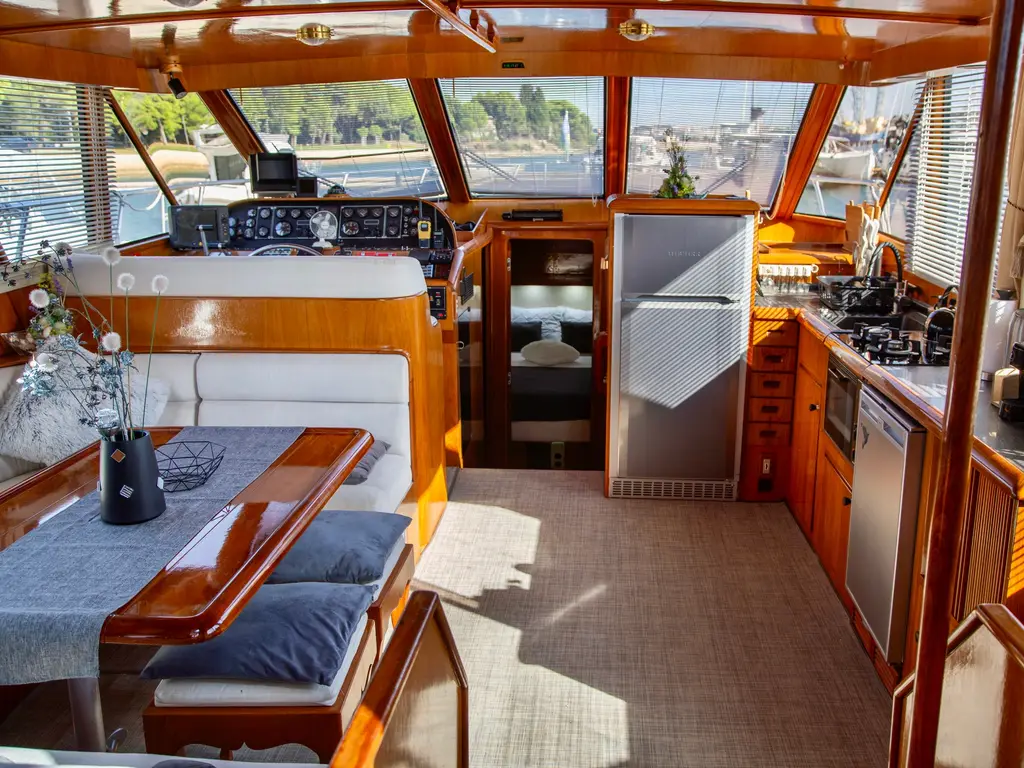 Paloma I, Interior image