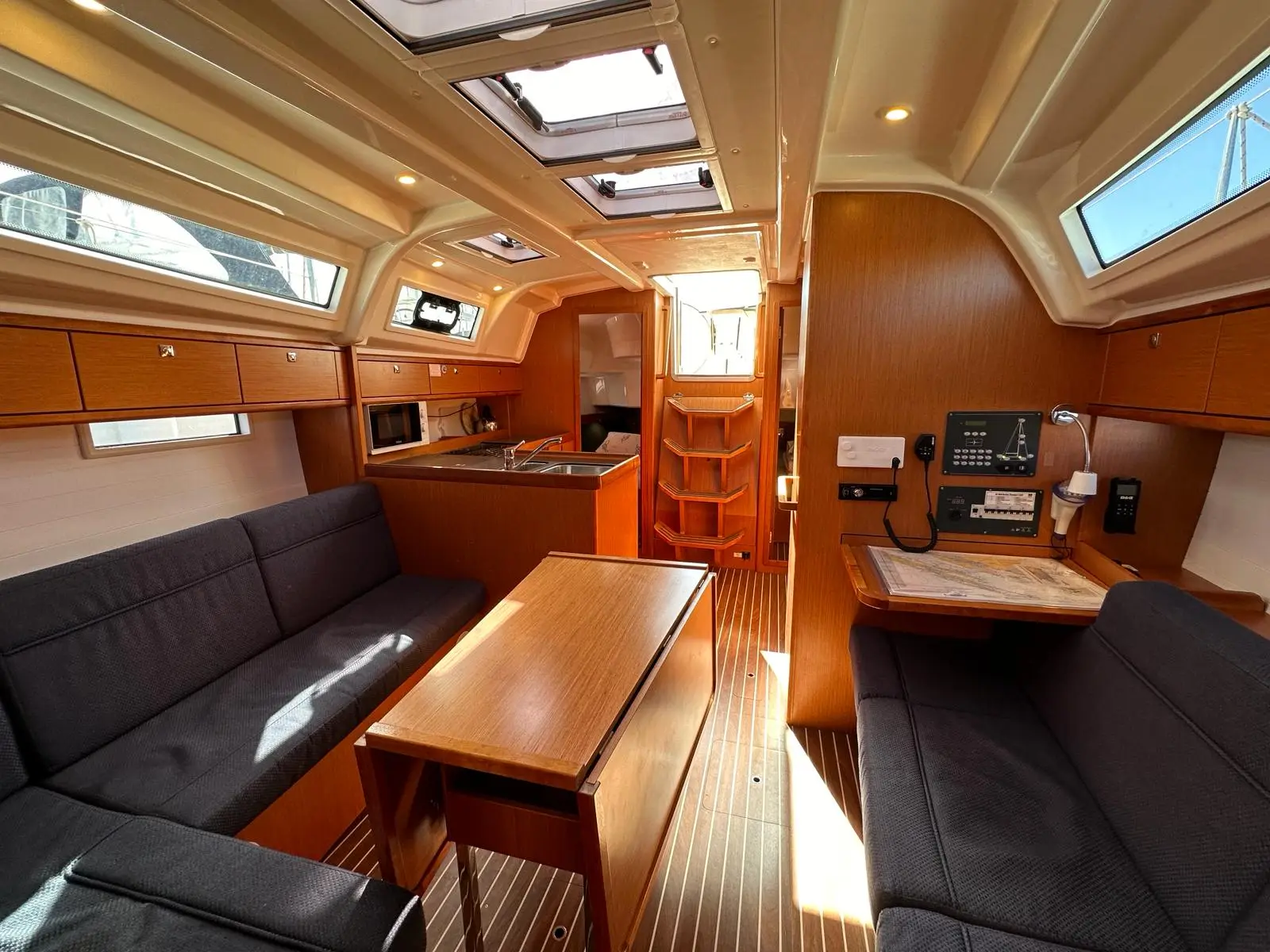 Emerald, Interior image