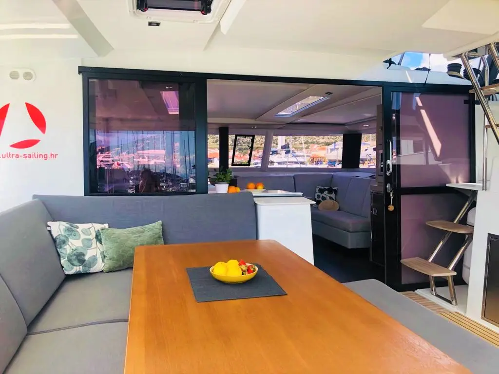 DESAFINADO, Interior image