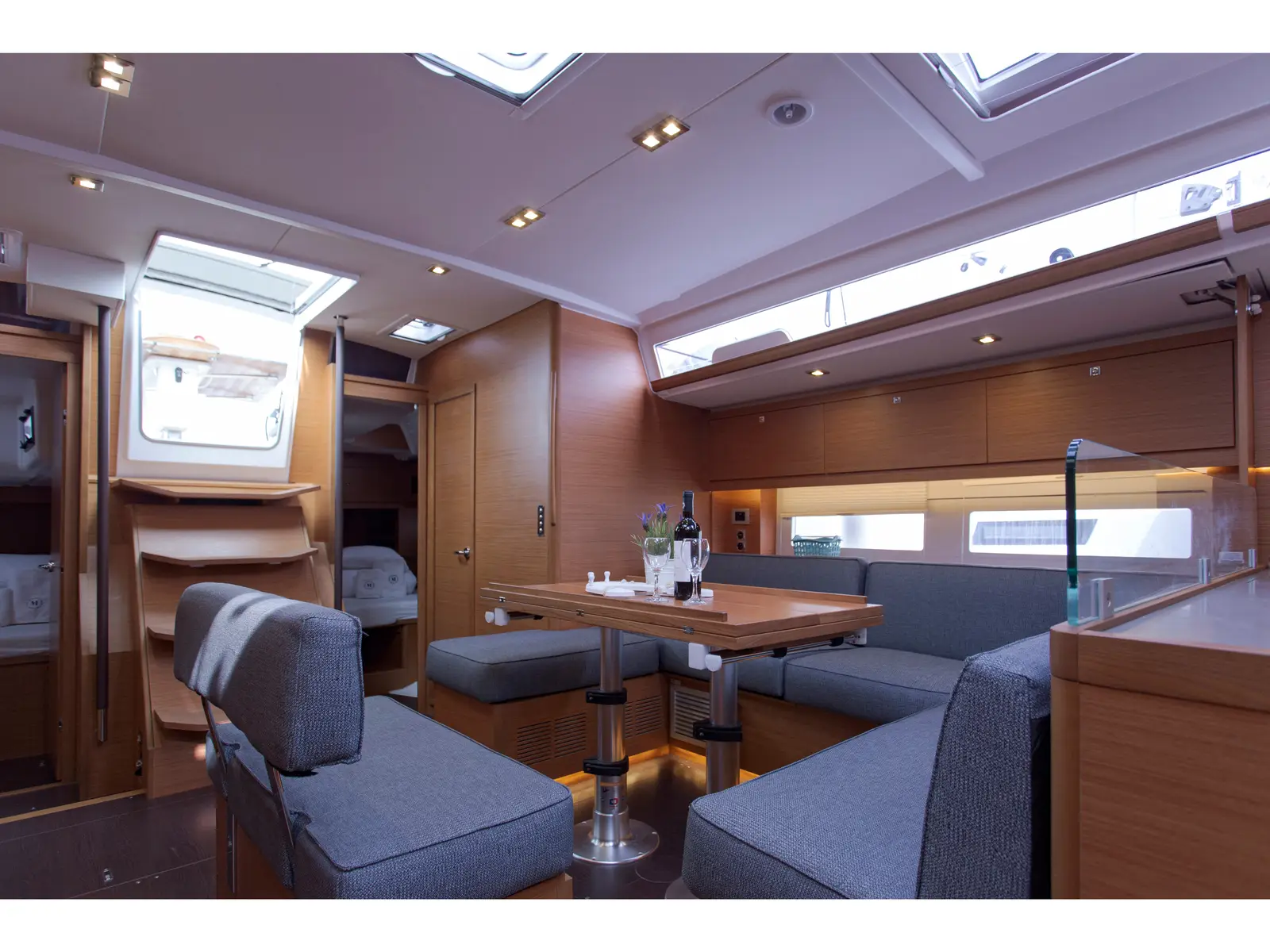 JOHANNA, Interior image