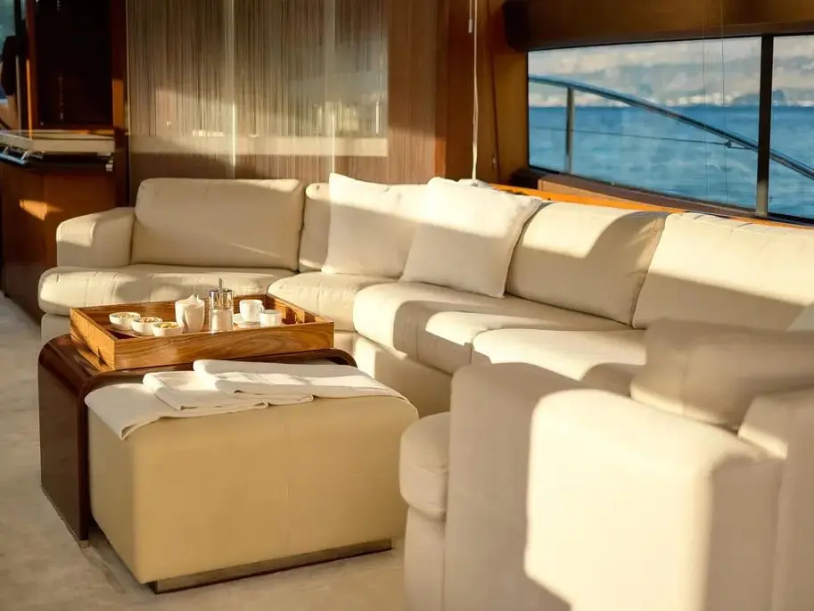 Champion, Interior image
