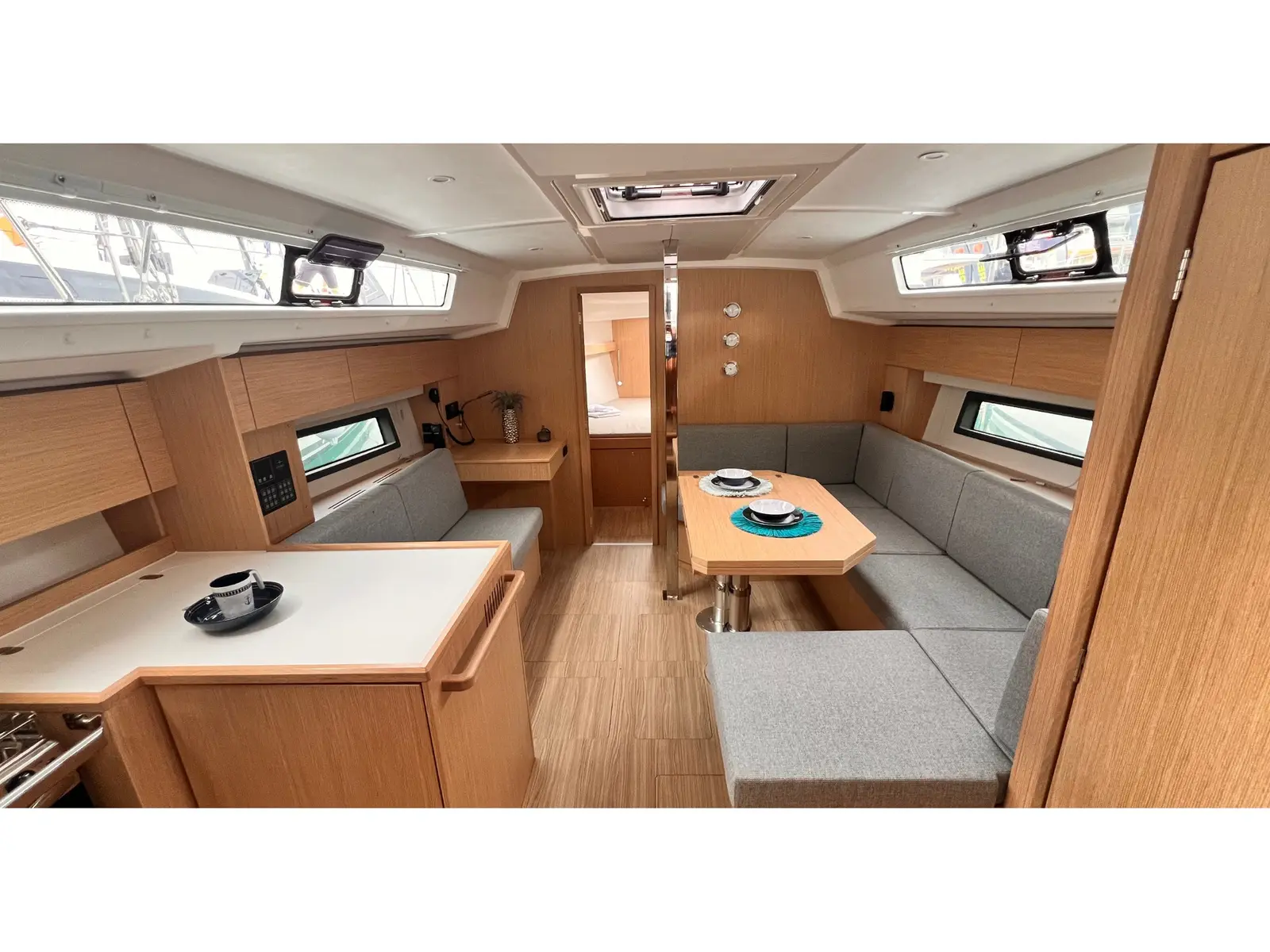 NAYJARA II, Interior image