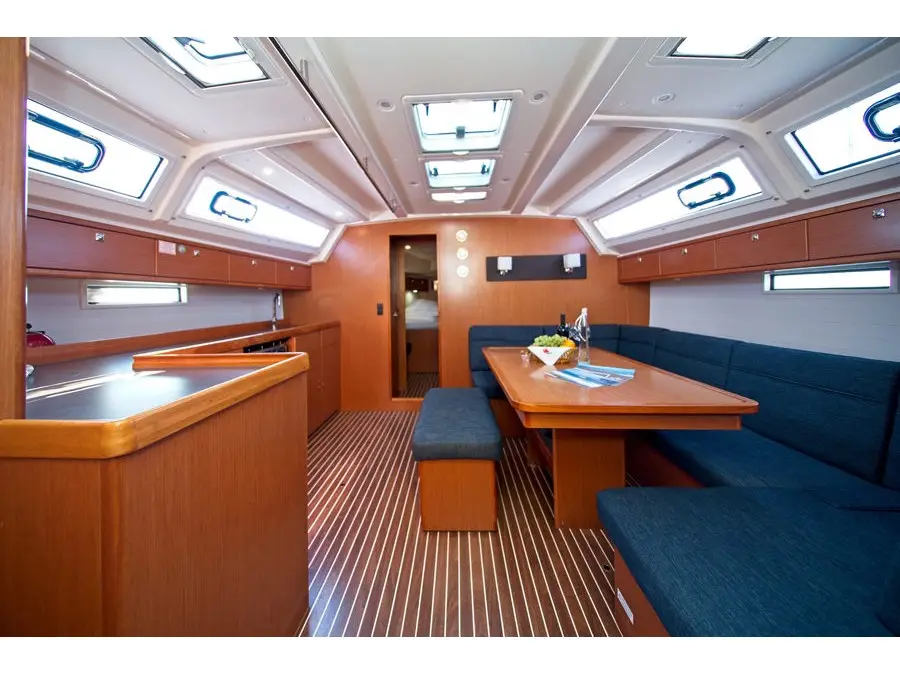 MH 48, Interior image