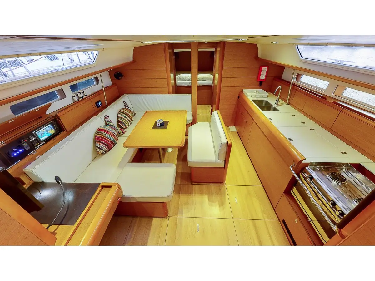 Xadi, Interior image