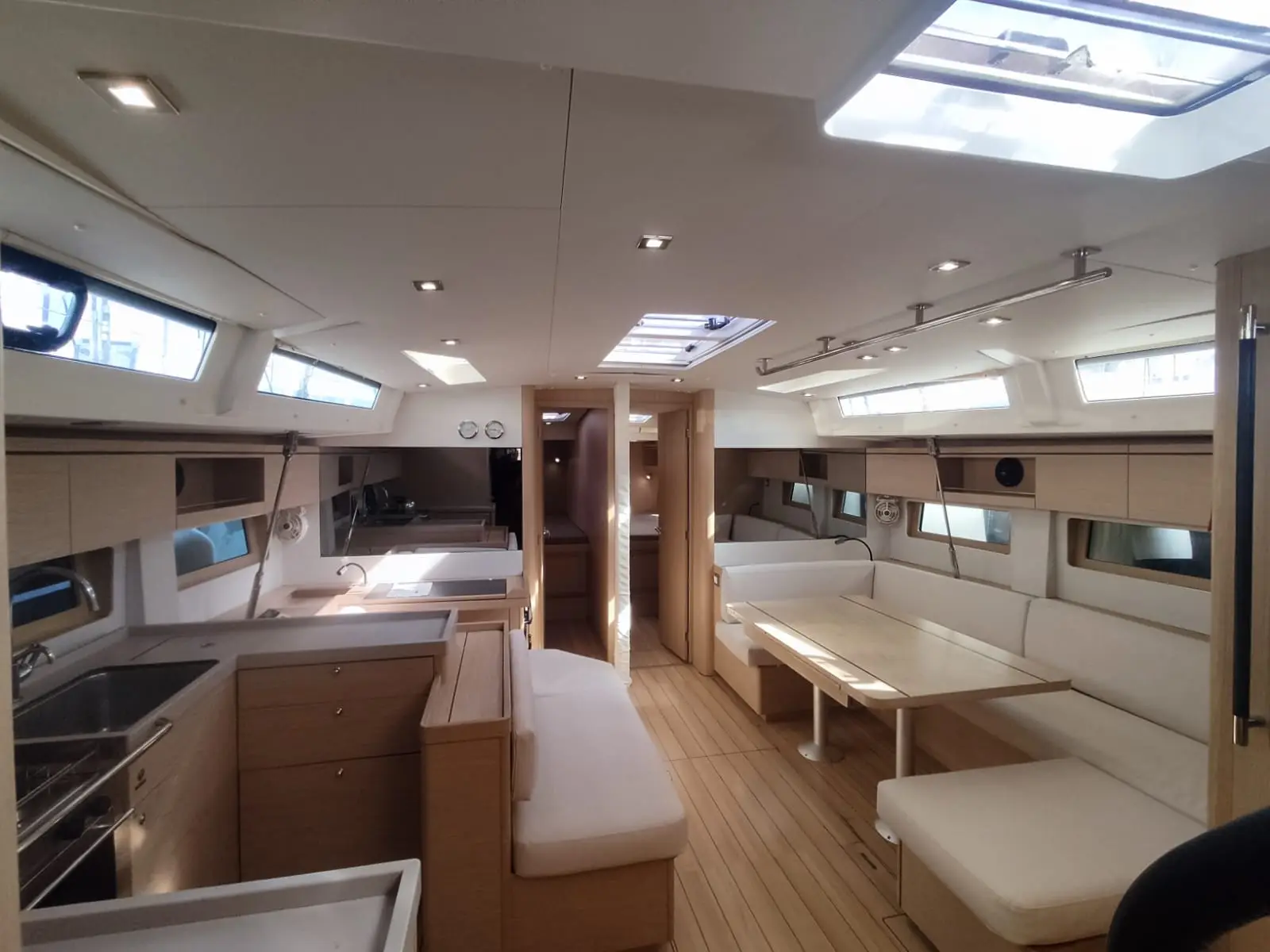 Dima II, Interior image