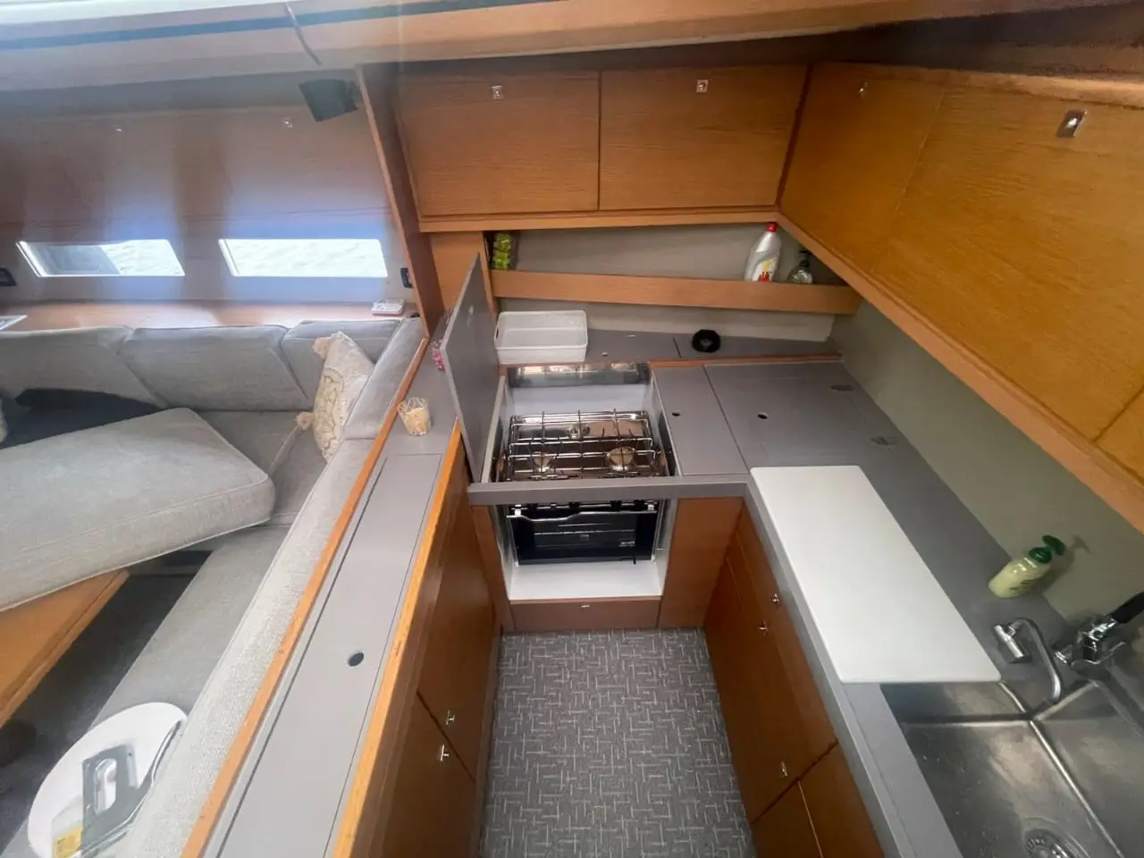 Captain Leo, Interior image