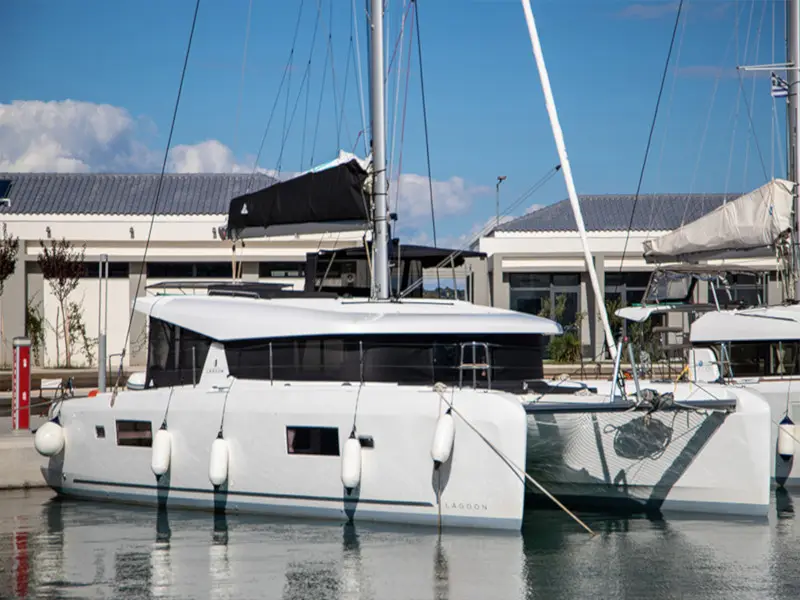 Dioni, Lagoon 42