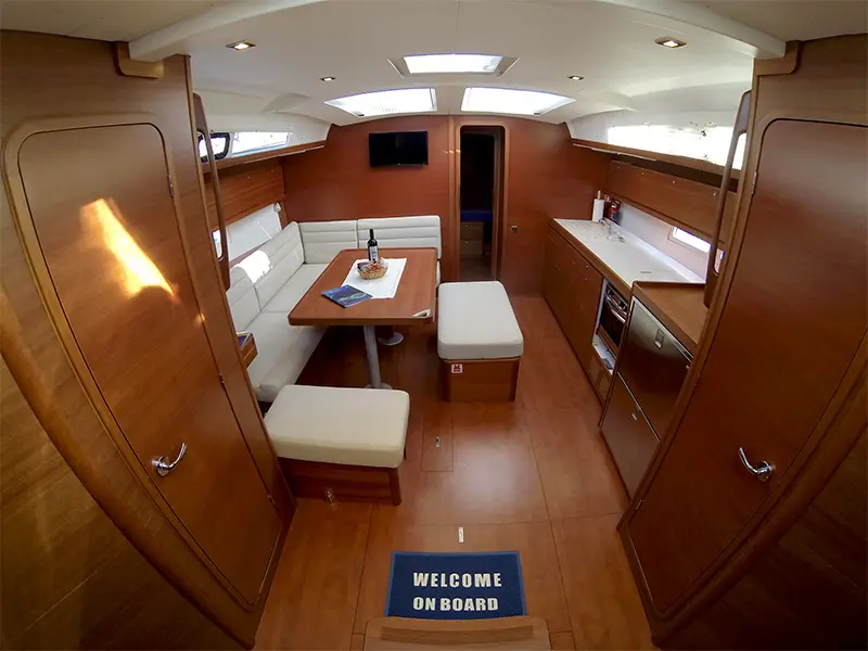Almar, Interior image