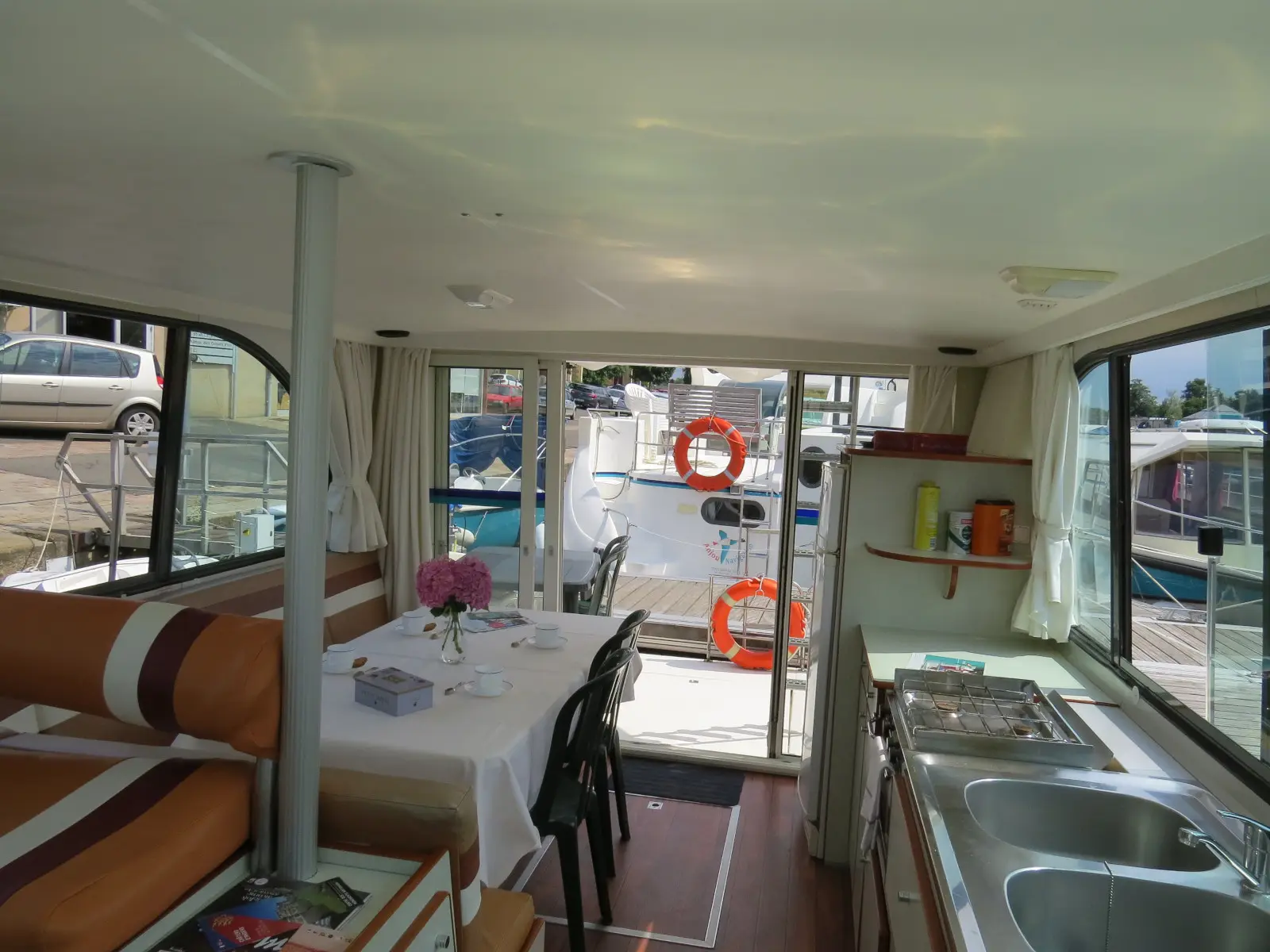 Mandoline, Interior image